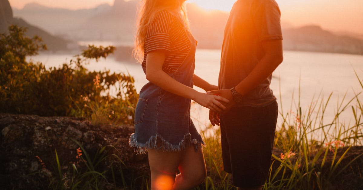 découvrez la magie de l'heure dorée, ce moment unique où la lumière du soleil se transforme en une douce lueur dorée, parfaite pour capturer des photographies inoubliables et apprécier la beauté des paysages. plongez dans l'ambiance romantique et apaisante de ce phénomène naturel.