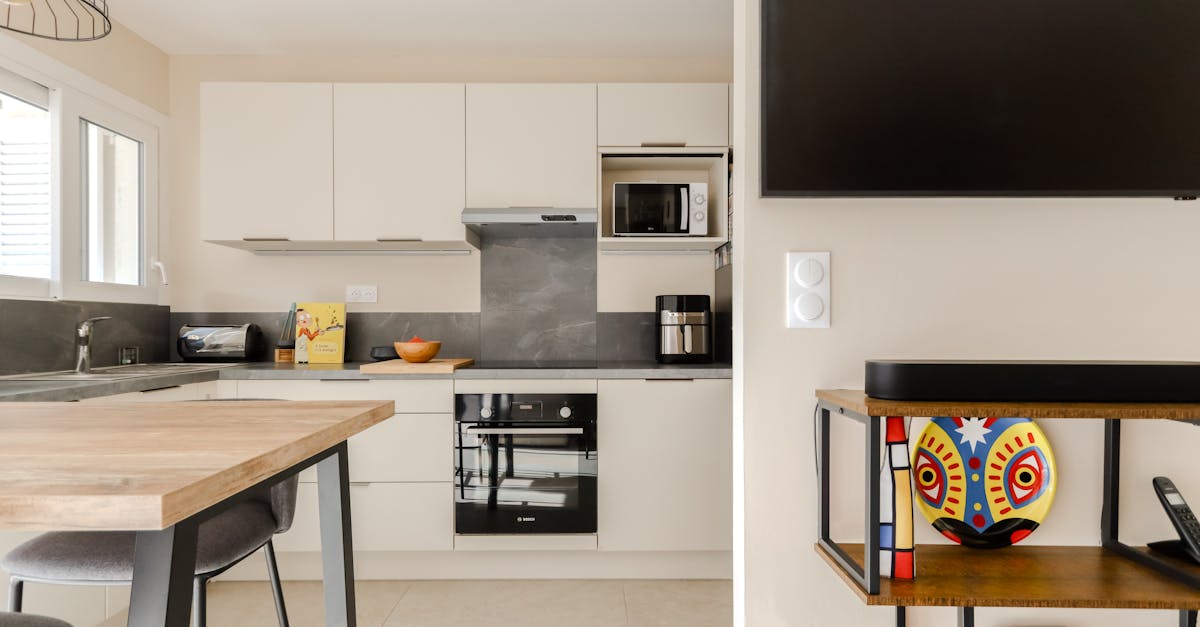 découvrez nos astuces et conseils pour une organisation efficace de votre cuisine. maximisez l'espace, optimisez le rangement et transformez votre cuisine en un espace fonctionnel et esthétique.