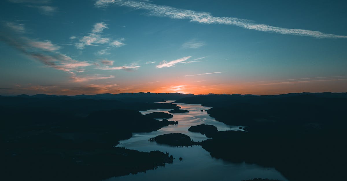 découvrez l'art de la photographie de l'aube et du crépuscule, où la lumière douce et les couleurs vibrantes offrent des opportunités uniques pour capturer des paysages enchanteurs. apprenez des techniques, des astuces et des inspirations pour immortaliser ces moments magiques.
