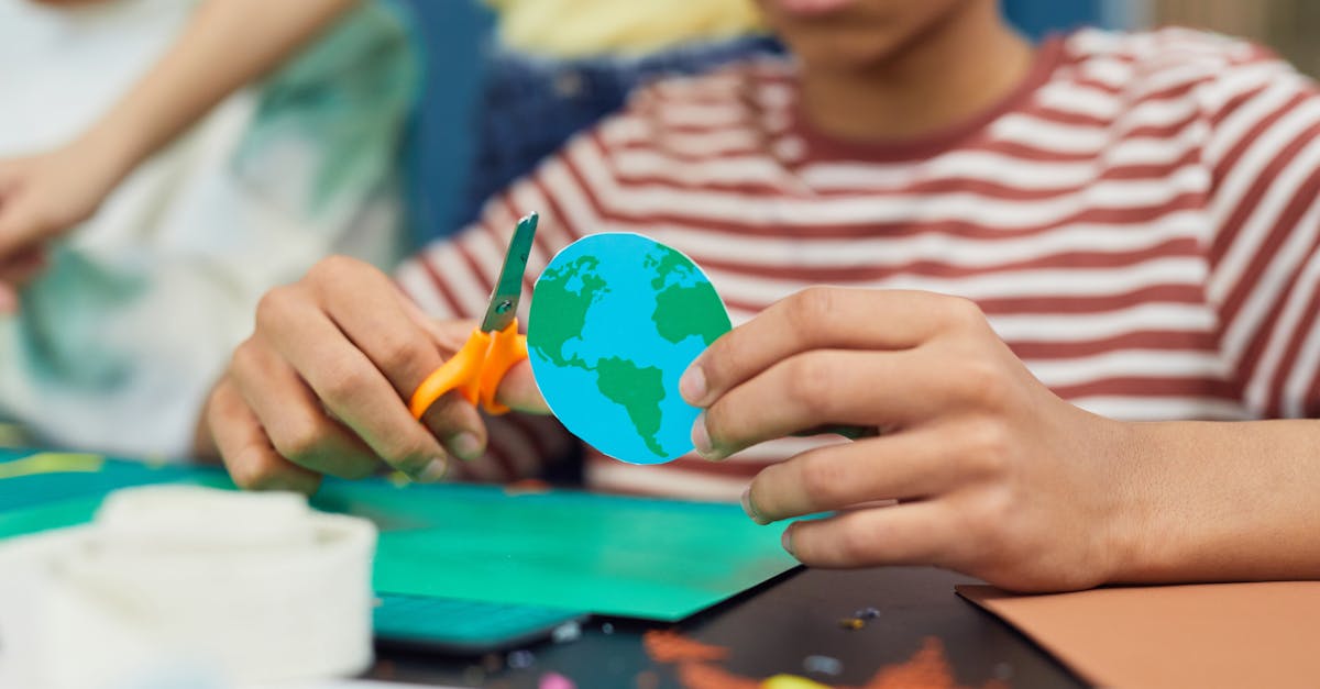 découvrez l'importance de l'éducation environnementale pour sensibiliser les générations futures aux enjeux écologiques. apprenez comment intégrer des pratiques durables et promouvoir la conservation de notre planète.