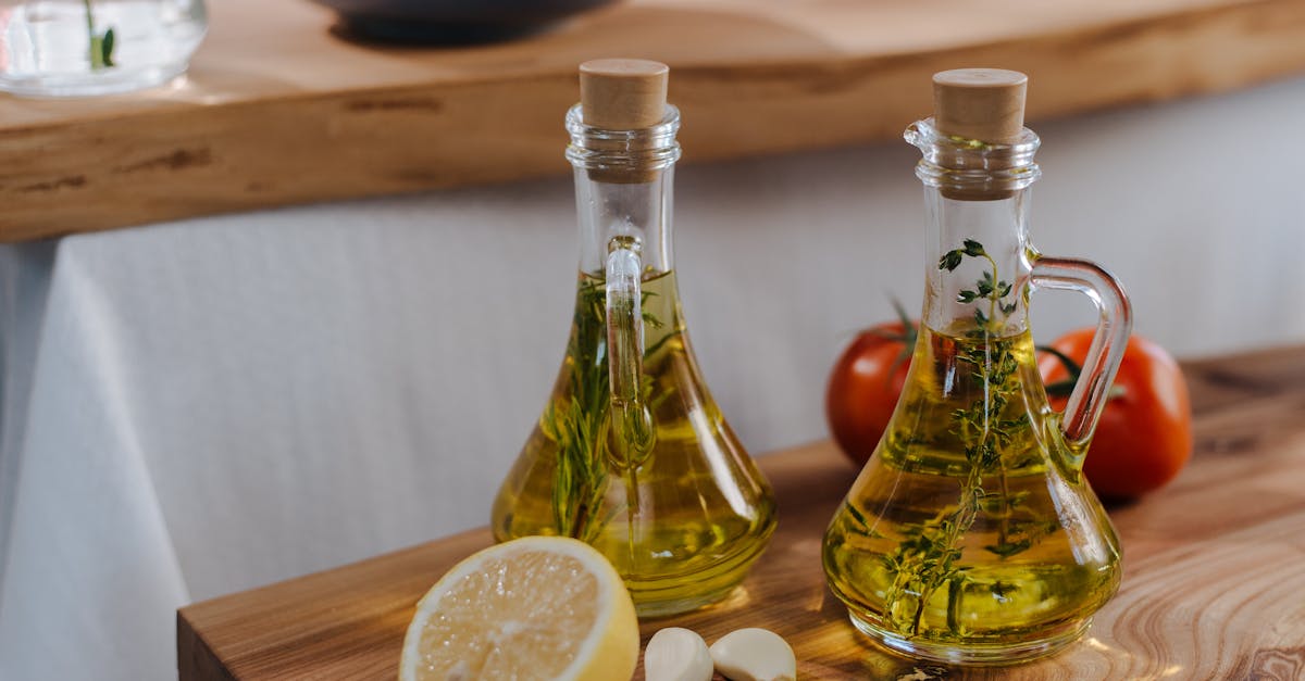 découvrez l'univers fascinant des herbes culinaires. apprenez à utiliser des ingrédients frais et aromatiques pour rehausser vos plats, enrichir vos recettes et éveiller vos sens. plongez dans des conseils pratiques et des idées de combinaisons pour sublimer vos préparations culinaires.