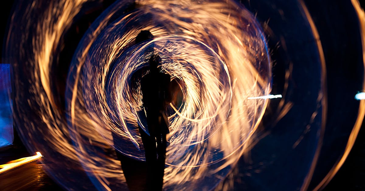 découvrez l'art fascinant de la double exposition, une technique créative qui marie deux images en une seule œuvre évocatrice. explorez comment cette méthode innovante peut transformer vos photographies en compositions uniques, mêlant réalité et imagination.