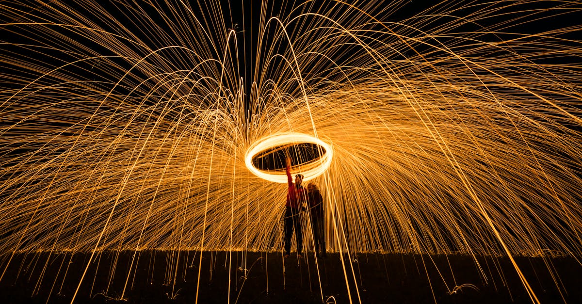 découvrez l'art fascinant du light painting, une forme de photographie créative qui utilise des sources de lumière pour dessiner et peindre dans l'obscurité. apprenez des techniques, des astuces et inspirez-vous de créations époustouflantes qui transformeront vos clichés en œuvres d'art captivantes.