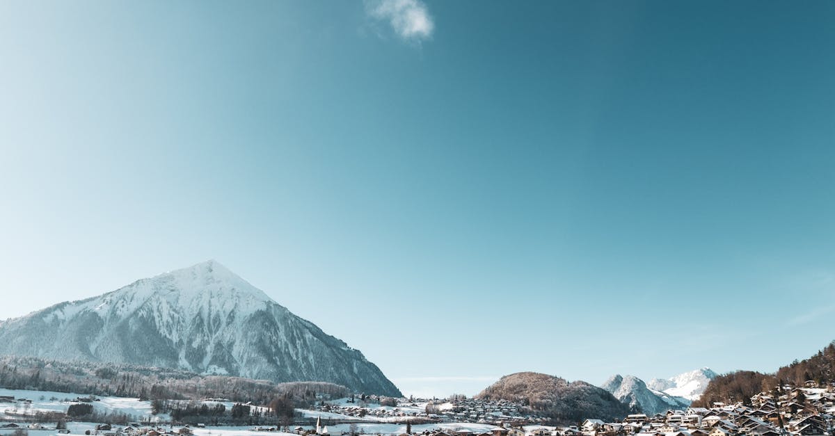 découvrez des paysages enneigés à couper le souffle, où la pureté de la neige transforme chaque panorama en un véritable tableau naturel. émerveillez-vous devant les montagnes majestueuses, les forêts scintillantes et les douces étendues blanches qui font la magie de l'hiver.