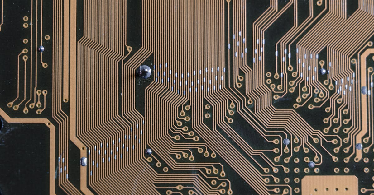 découvrez le concept de court-circuit : un phénomène électrique où le courant prend un chemin imprévu, entraînant des risques pour les appareils et la sécurité. apprenez comment prévenir ces incidents et assurer le bon fonctionnement de vos installations électriques.