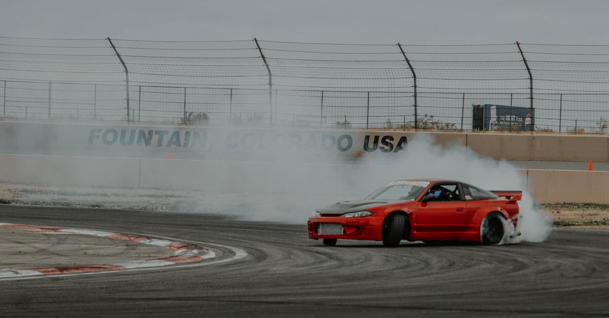 découvrez l'univers fascinant du court-circuit : un phénomène électrique où le courant suit un chemin inattendu, provoquant des surprises et des enjeux de sécurité. plongez dans les causes, les effets et les précautions à prendre pour éviter les incidents. apprenez à maîtriser ce concept essentiel en électricité.