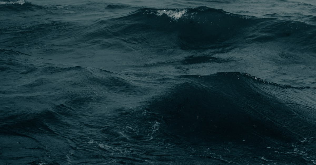 découvrez les potentialités de l'énergie marine, une source renouvelable prometteuse qui exploite la puissance des océans pour produire de l'électricité durable. explorez les technologies innovantes et les projets qui transforment les vagues et les marées en énergie verte.